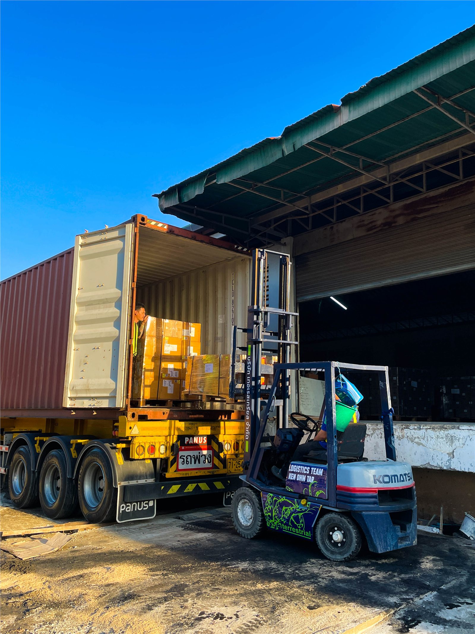 Forklift container unloading: check the access before booking